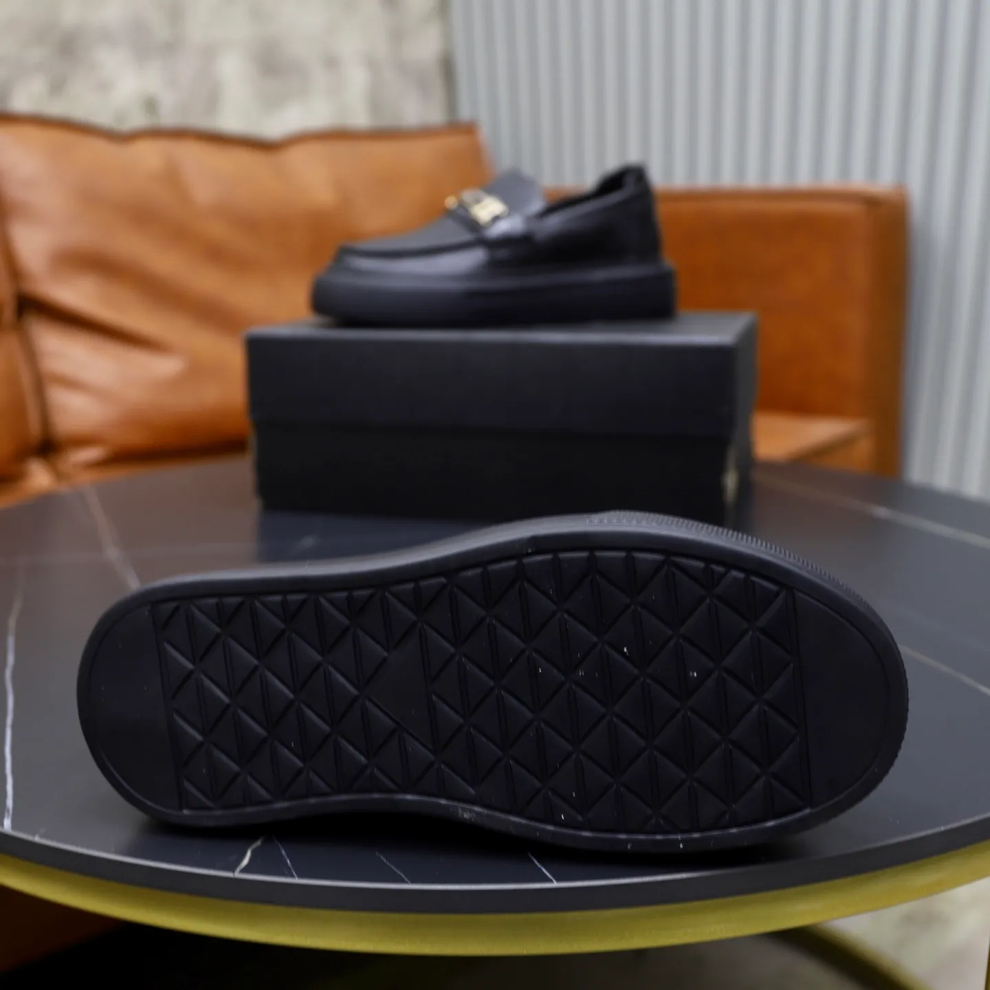 Ex-factory price: 500💰🙅‍♂️🙅‍♂️🙅‍♂️ Brand: PRADA Standard code: Men's code 38-44 (45 can be customized) Grade: Same style as the official website Original order quality Material: Original cowhide surface Comfortable lining Original outsole Style category: Men's fashionable casual leather shoes Distinguished big-name luxury elements Top luxury Color: Color of the actual picture